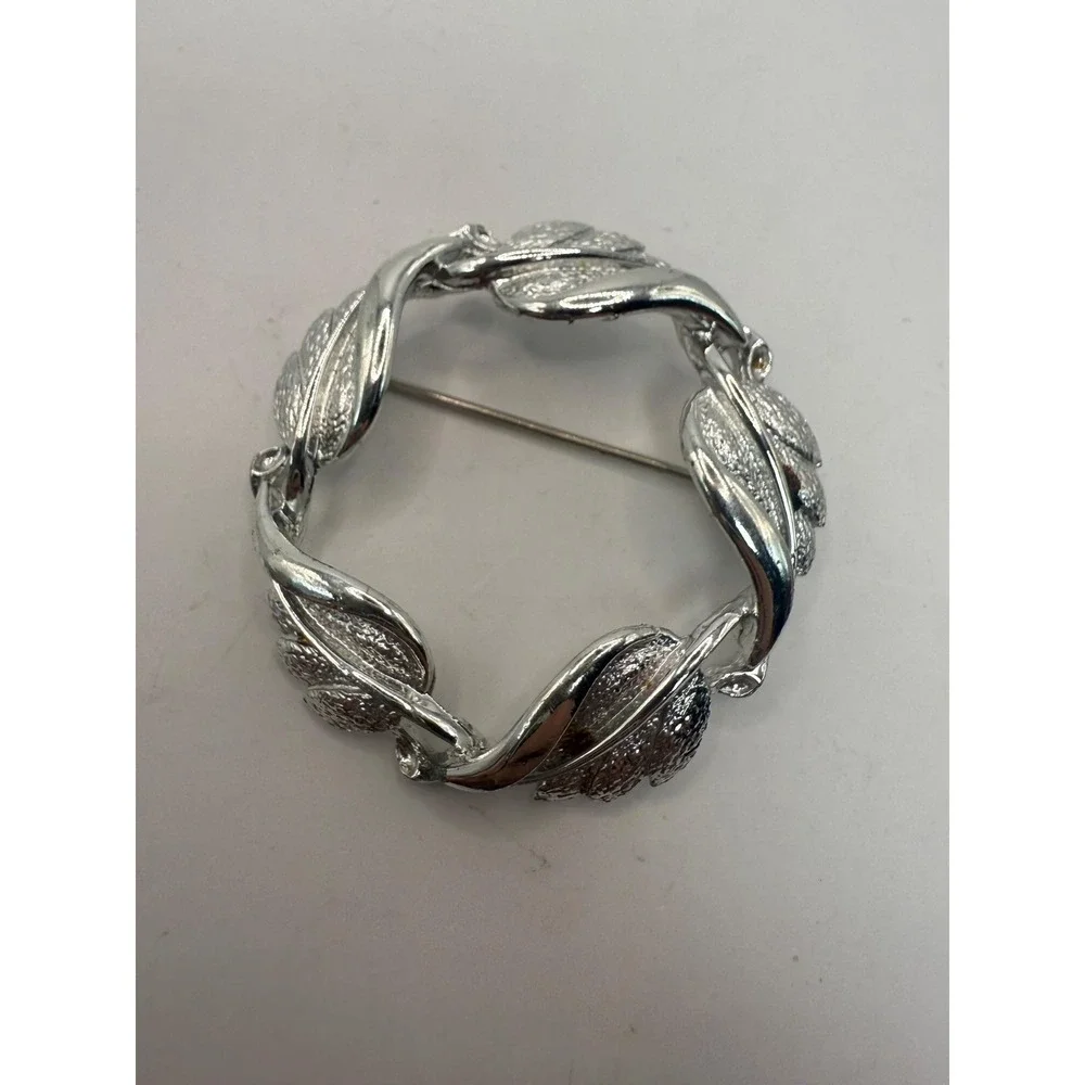Coro Silver Tone Leaf Wreath Brooch Vintage Textured Leaf Circle Pin